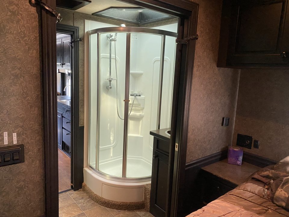 Used 2005 Columbia 40' Motorhome