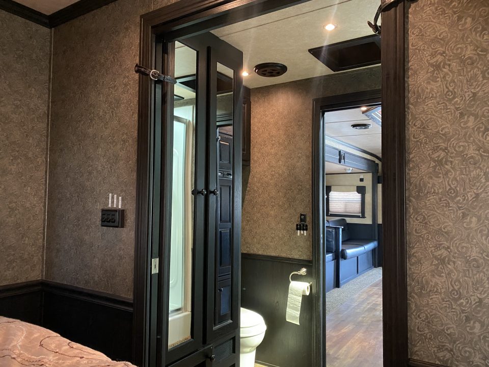 Used 2005 Columbia 40' Motorhome