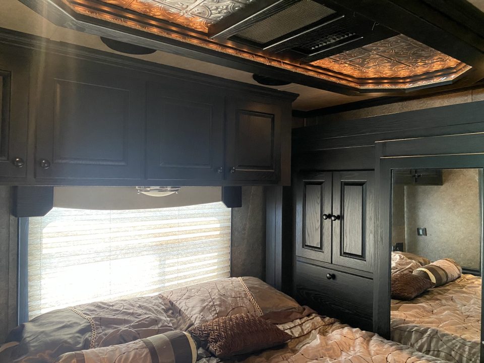 Used 2005 Columbia 40' Motorhome