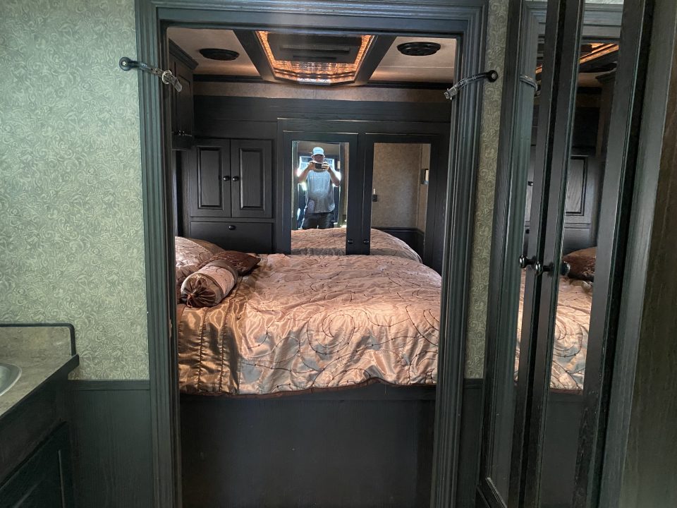 Used 2005 Columbia 40' Motorhome
