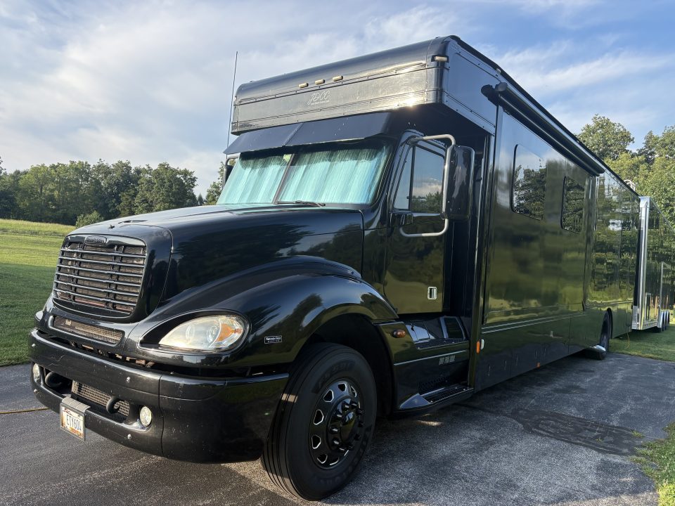 Used 2005 Columbia 40' Motorhome