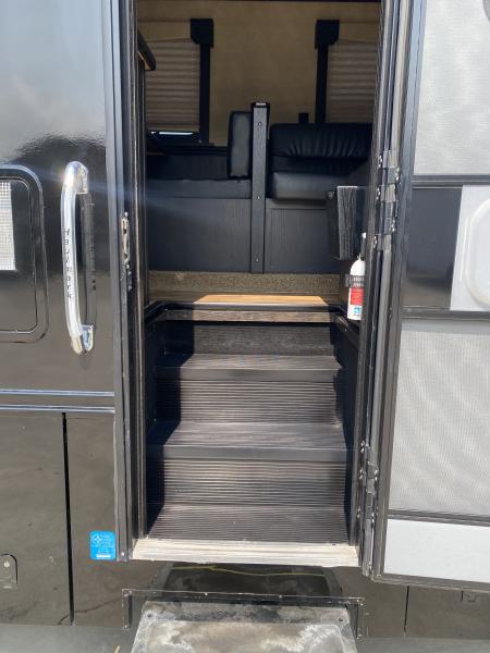 Used 2005 Columbia 40' Motorhome