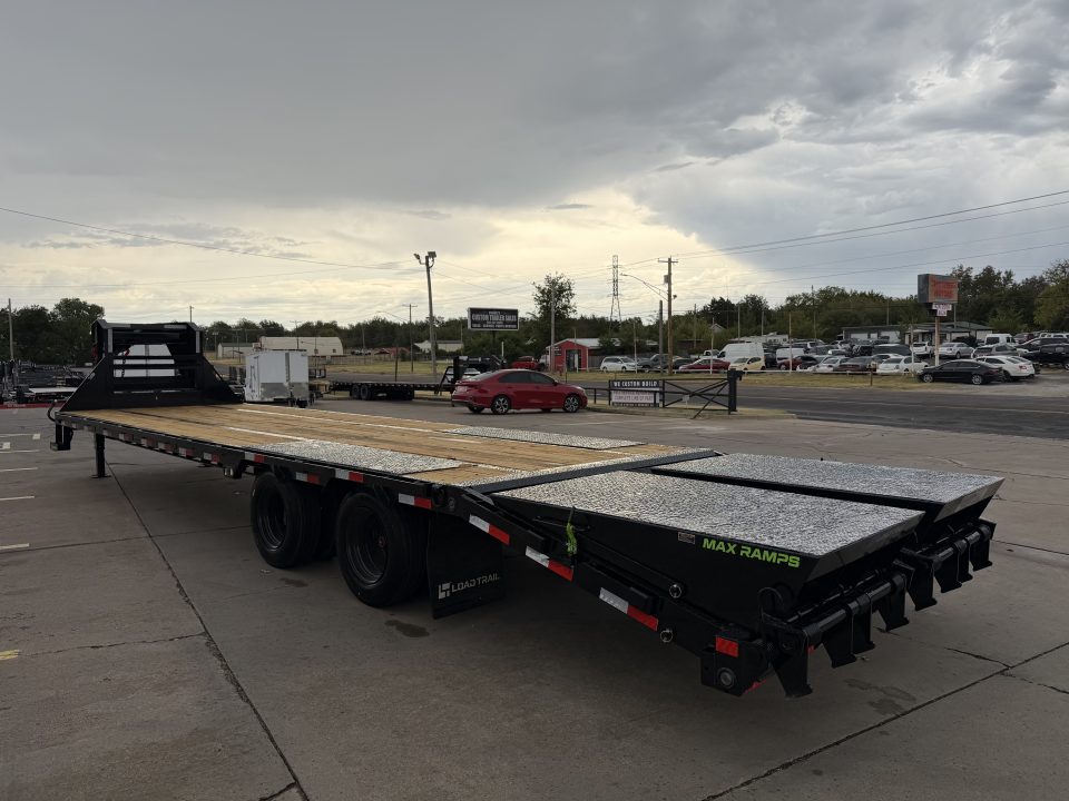 New #392782 2027 LOAD TRAIL GP 32 X 102 DUAL TANDEM LOW-PRO 30K GOOSENECK W/ UNDER FRAME BRIDGE & PIPE BRIDGE