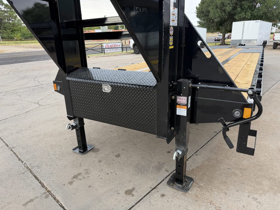 New #392782 2027 LOAD TRAIL GP 32 X 102 DUAL TANDEM LOW-PRO 30K GOOSENECK W/ UNDER FRAME BRIDGE & PIPE BRIDGE