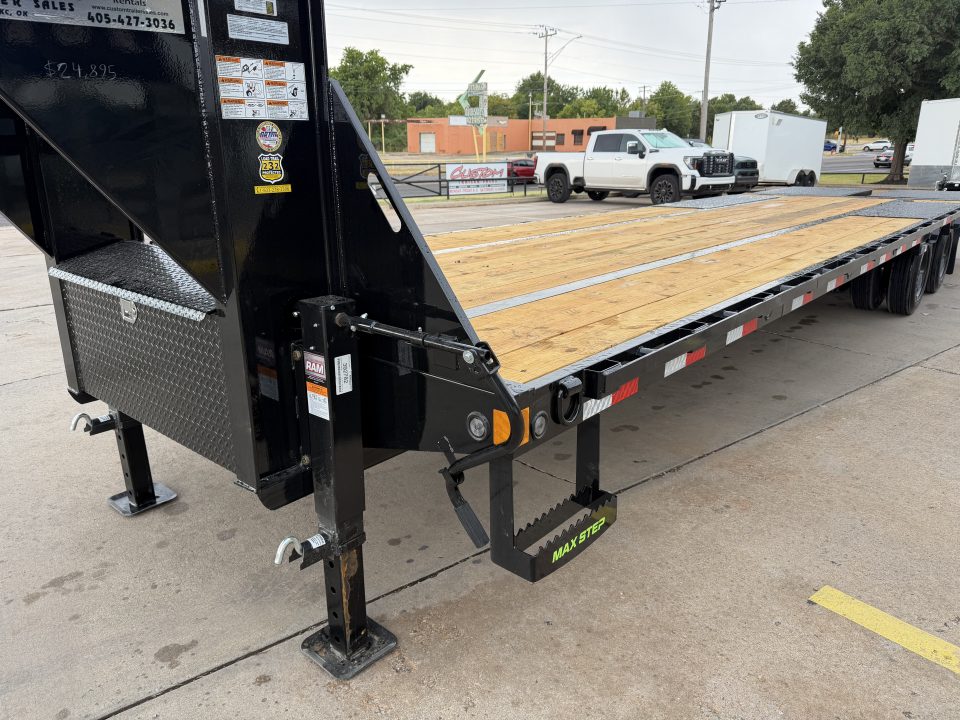 New #392782 2027 LOAD TRAIL GP 32 X 102 DUAL TANDEM LOW-PRO 30K GOOSENECK W/ UNDER FRAME BRIDGE & PIPE BRIDGE