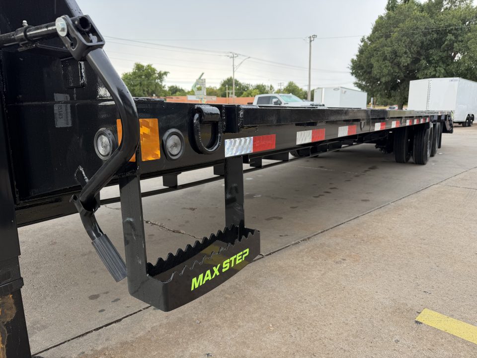 New #392782 2027 LOAD TRAIL GP 32 X 102 DUAL TANDEM LOW-PRO 30K GOOSENECK W/ UNDER FRAME BRIDGE & PIPE BRIDGE