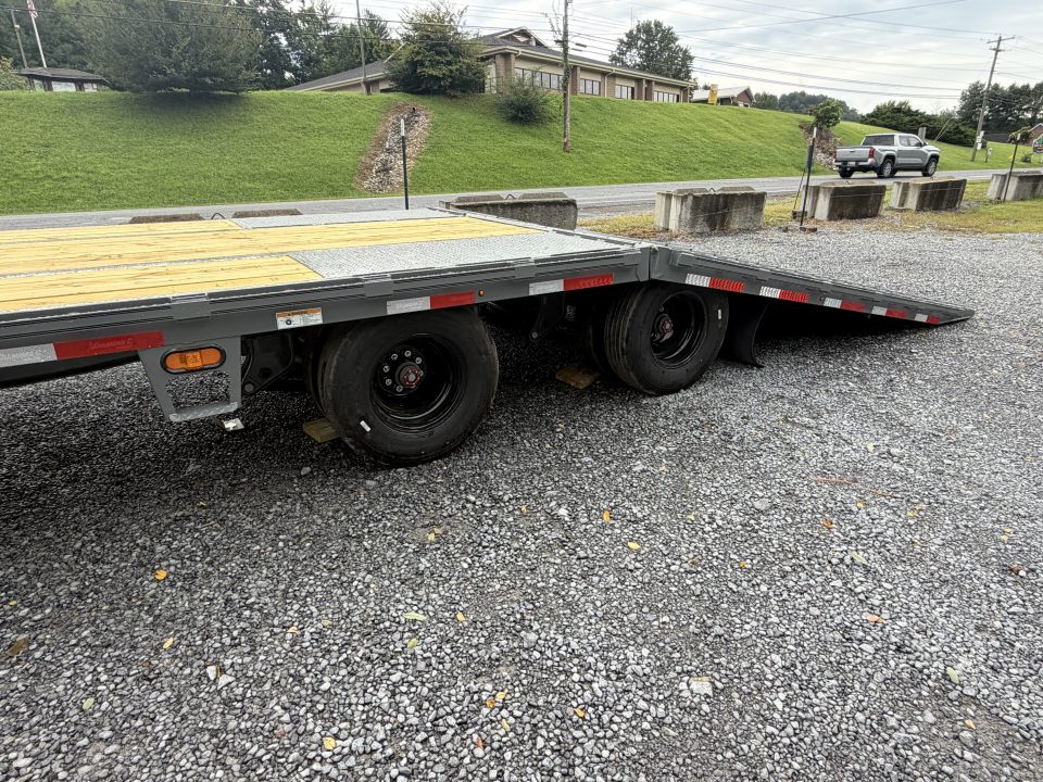 New 2026 Diamond C FMAX212 GOOSENECK TRAILER PACESETTER HYDRO JACK AND DOVE , DISC BRAKES, WIRELESS REMOTE