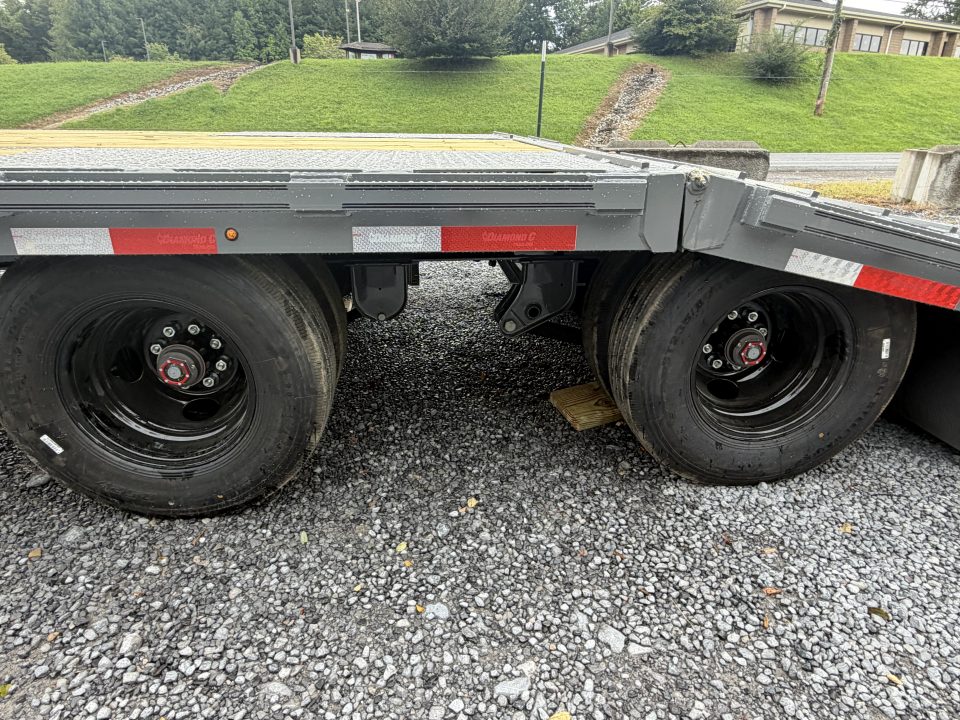 New 2026 Diamond C FMAX212 GOOSENECK TRAILER PACESETTER HYDRO JACK AND DOVE , DISC BRAKES, WIRELESS REMOTE