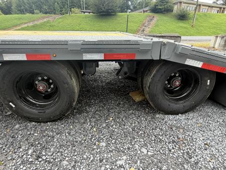 New 2026 Diamond C FMAX212 GOOSENECK TRAILER PACESETTER HYDRO JACK AND DOVE , DISC BRAKES, WIRELESS REMOTE