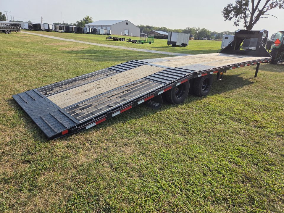 Used 2023 Diamond C 102X32 FMAX210 W/12' HYDROTAIL & 14PLY TIRES