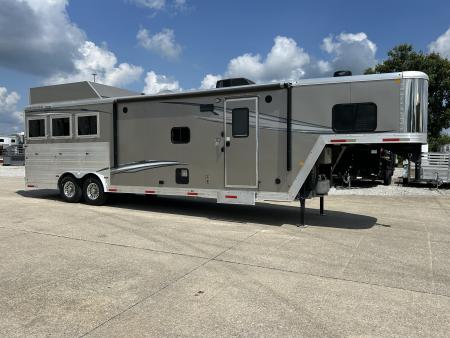 Used 2022 Merhow Trailers Stampede 3 Horse LQ Horse Trailer