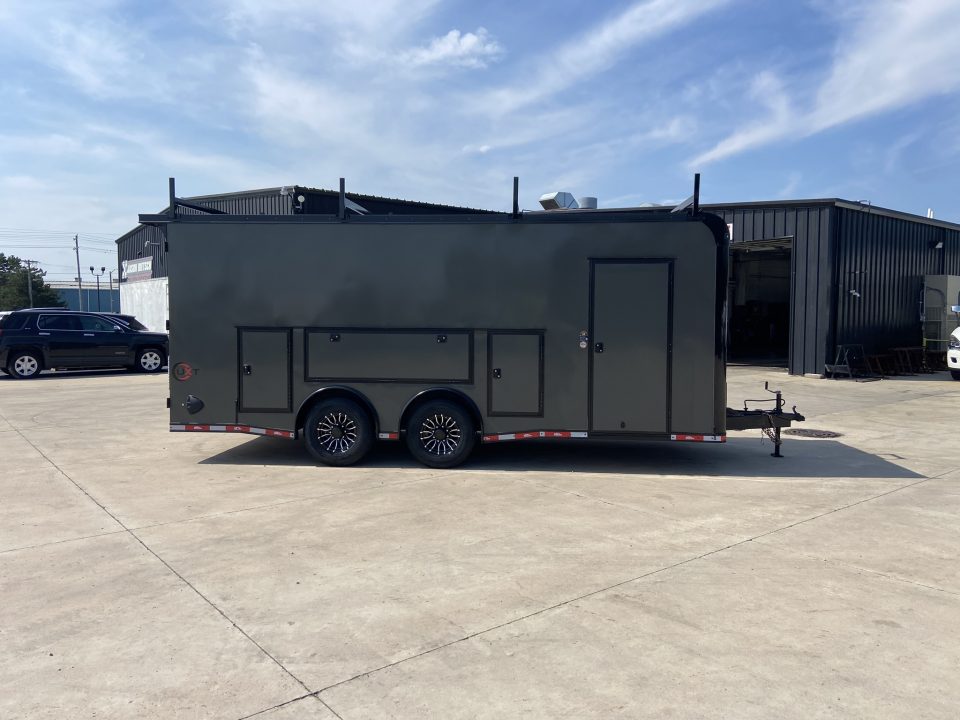 New United Trailers UXT-8.5X20 Contractor