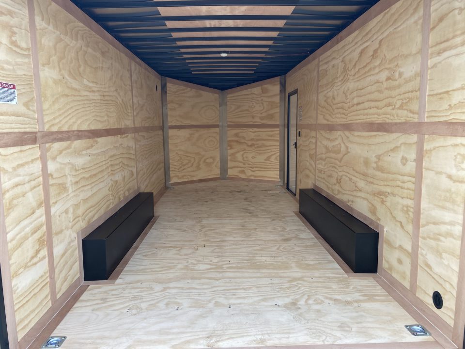 New United UJ-8.5X18 Cargo Enclosed Trailer