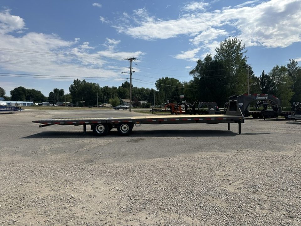 New 2027 Diamond C 35' FMAX Hydraulic Dovetail