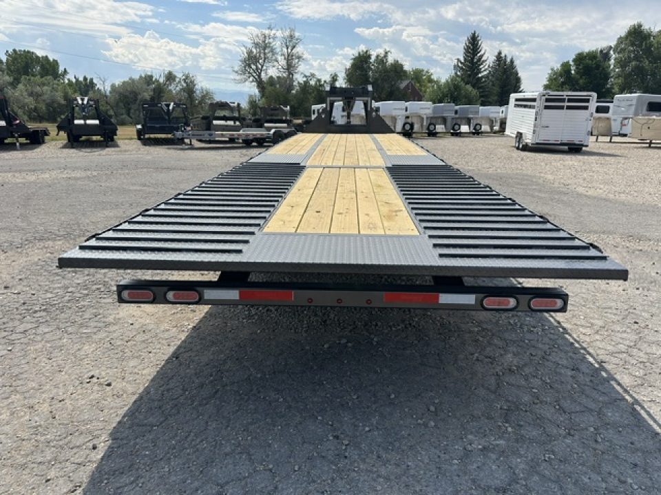 New 2027 Diamond C 35' FMAX Hydraulic Dovetail
