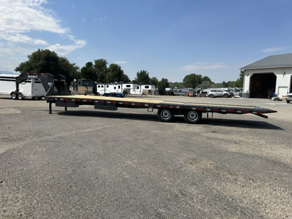 New 2027 Diamond C 35' FMAX Hydraulic Dovetail