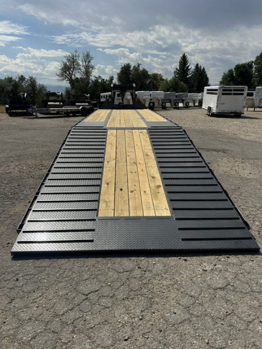 New 2027 Diamond C 35' FMAX Hydraulic Dovetail