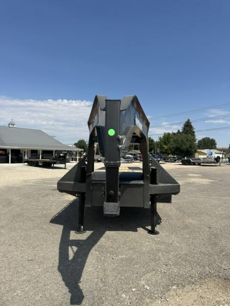 New 2027 Diamond C 35' FMAX Hydraulic Dovetail