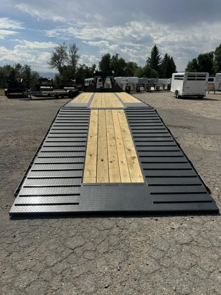 New 2027 Diamond C 35' FMAX Hydraulic Dovetail