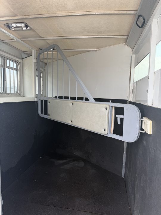 Used 2005 Circle J 2 Horse Gooseneck Horse Trailer