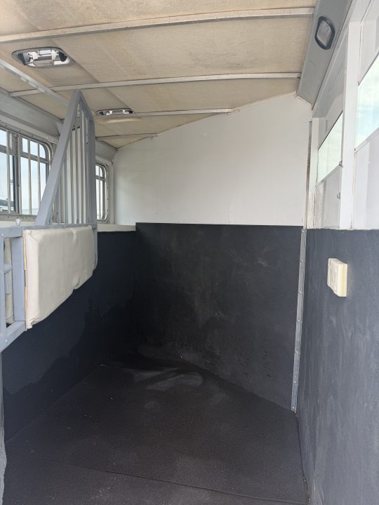 Used 2005 Circle J 2 Horse Gooseneck Horse Trailer