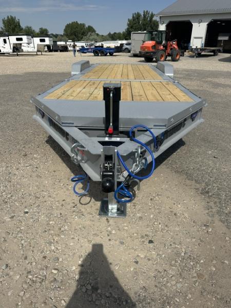New 2027 Diamond C 22' Flatbed