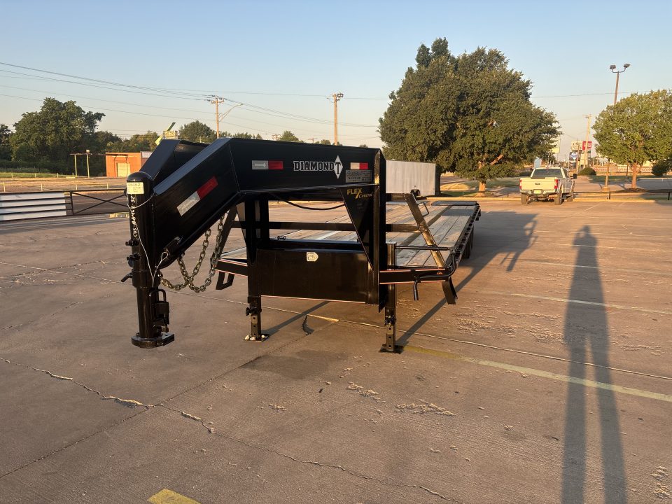 New #038462 2027 DIAMOND T DTF 32 X 102 DUAL TANDEM 20K FLATBED GOOSENECK W/ MAXX RAMPS