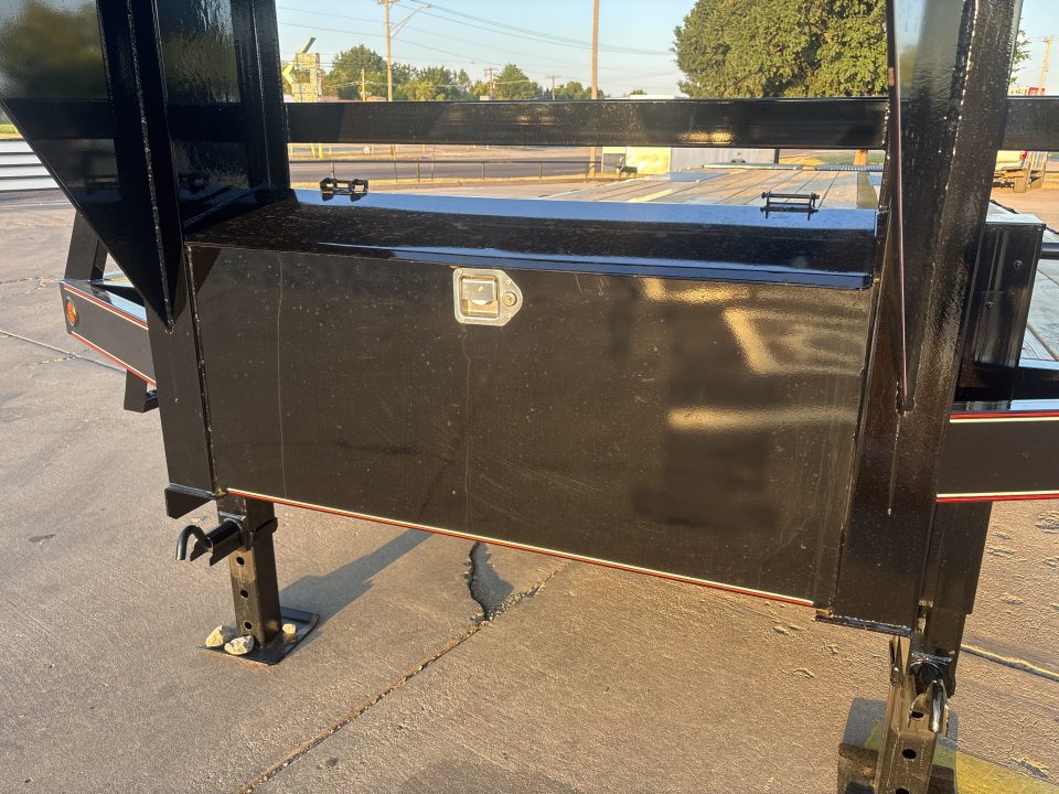 New #038462 2027 DIAMOND T DTF 32 X 102 DUAL TANDEM 20K FLATBED GOOSENECK W/ MAXX RAMPS