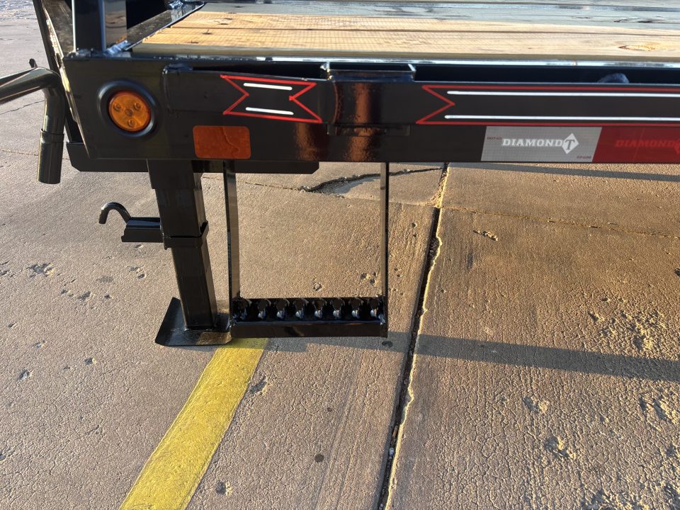 New #038462 2027 DIAMOND T DTF 32 X 102 DUAL TANDEM 20K FLATBED GOOSENECK W/ MAXX RAMPS