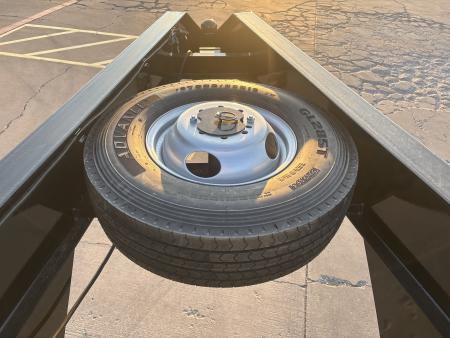 New #038462 2027 DIAMOND T DTF 32 X 102 DUAL TANDEM 20K FLATBED GOOSENECK W/ MAXX RAMPS