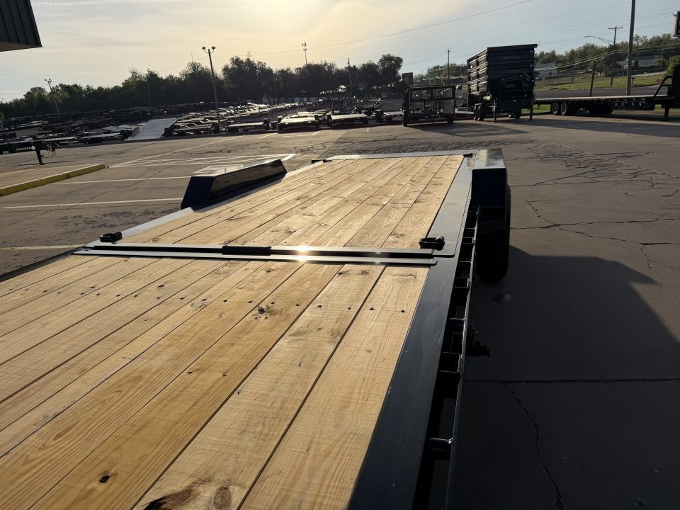 New #038526 2027 DIAMOND T HDSKP1408TDGN 24 X 83 TANDEM AXLE 14K GOOSENECK TILT DECK TRAILER