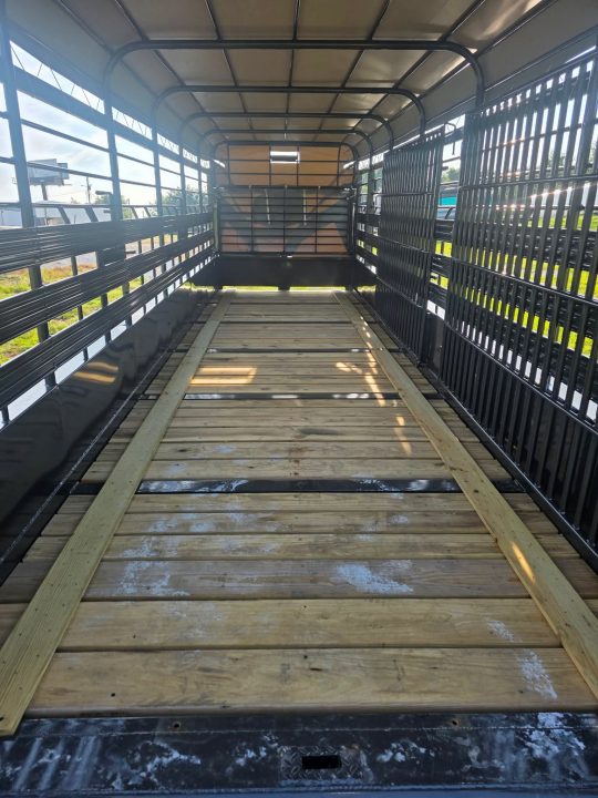 New 2026 Neckover LIVESTOCK W/ 2 CUT GATES/ WOOD FLOOR/ TARP TOP/ BUTTERFLY REAR/ 6'8X24