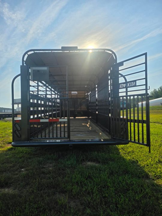 New 2026 Neckover LIVESTOCK W/ 2 CUT GATES/ WOOD FLOOR/ TARP TOP/ BUTTERFLY REAR/ 6'8X24