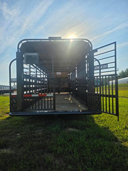 New 2026 Neckover LIVESTOCK W/ 2 CUT GATES/ WOOD FLOOR/ TARP TOP/ BUTTERFLY REAR/ 6'8X24