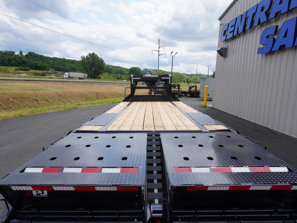 New 2027 PJ Trailers LQ 25ft Gooseneck Trailer