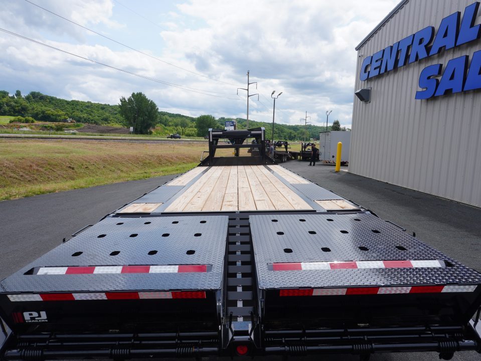 New 2027 PJ Trailers LQ 30ft Gooseneck Bodies