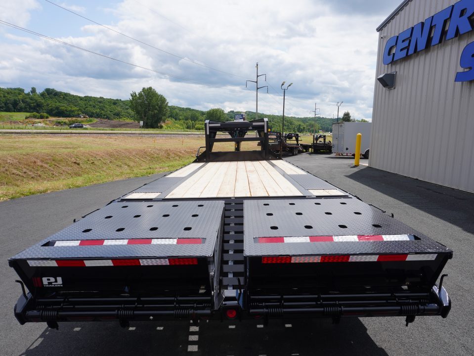 New 2027 PJ Trailers LQ 25ft Gooseneck Trailer