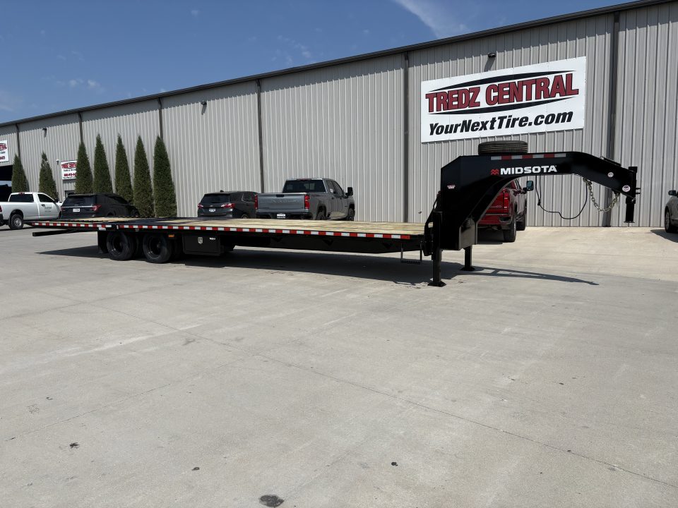 New 2027 Midsota FBHB3612-259G Hydraulic Tail Goosneck Flatbed Trailer