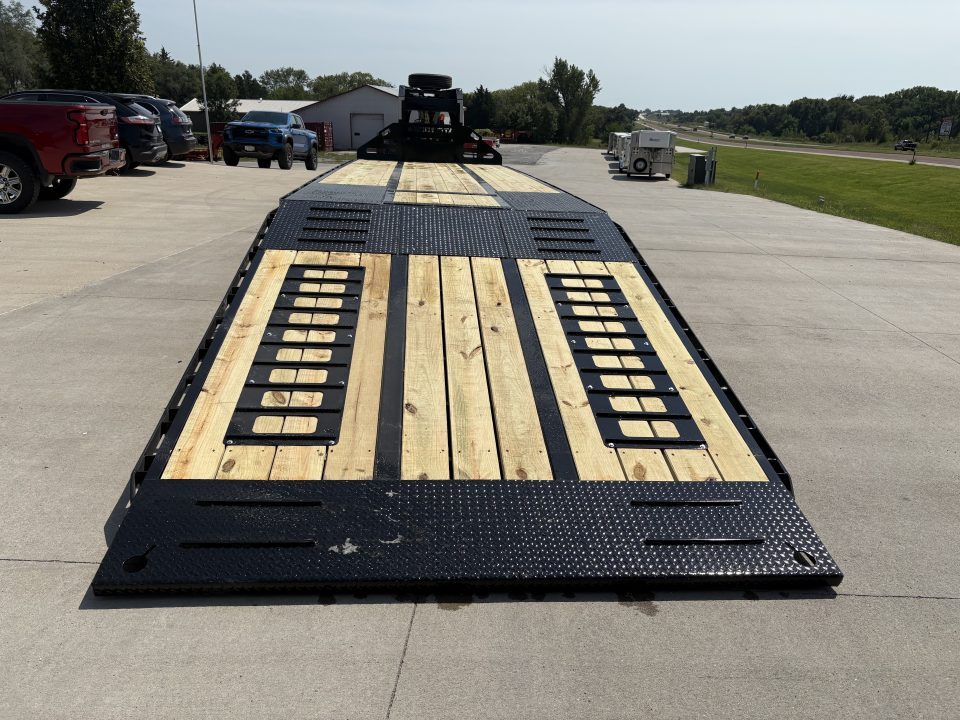 New 2027 Midsota FBHB3612-259G Hydraulic Tail Goosneck Flatbed Trailer