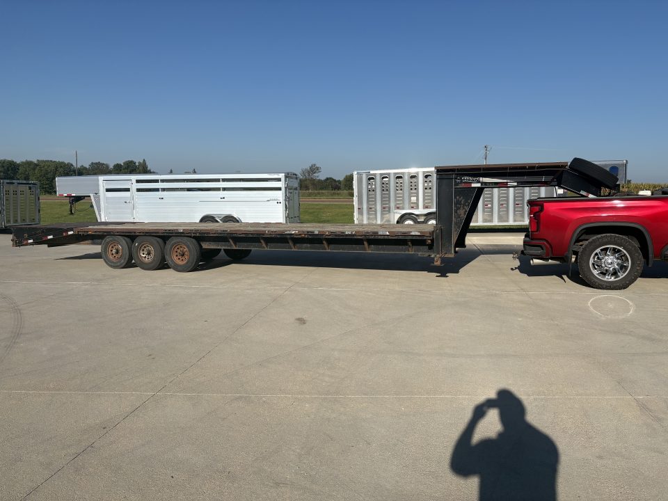 Used 2010 Titan Trailer 32' Flatbed Deckover Trailer