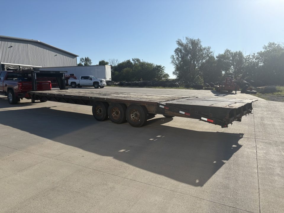 Used 2010 Titan Trailer 32' Flatbed Deckover Trailer