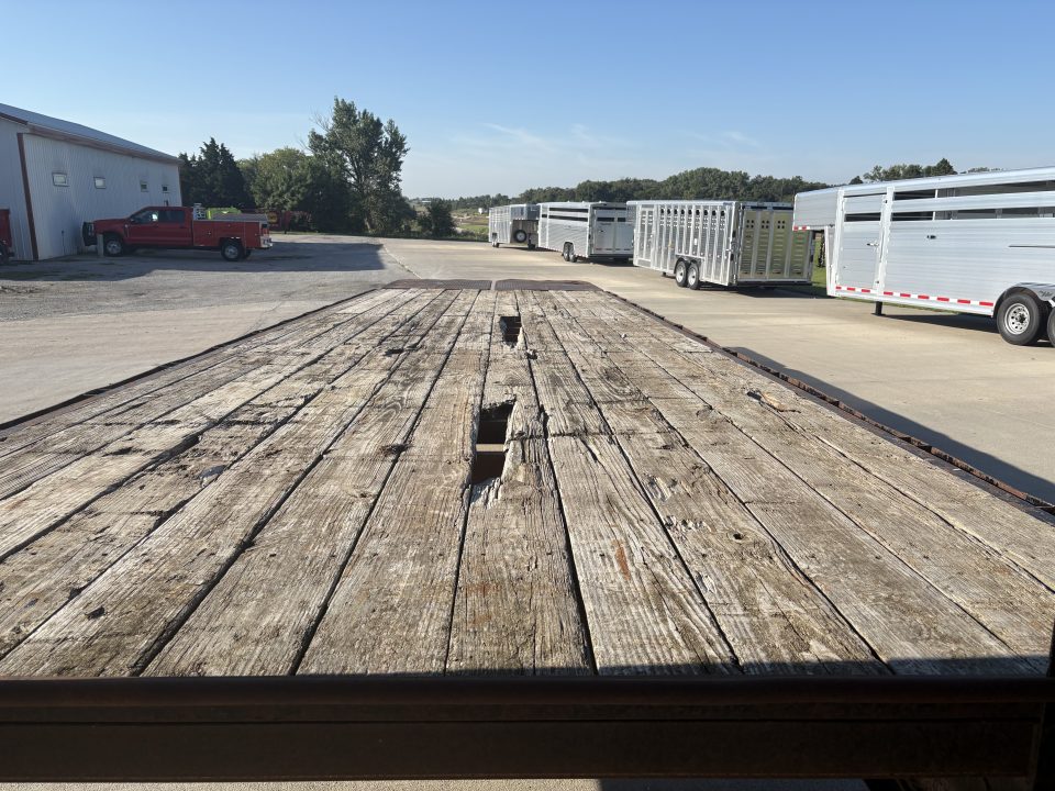 Used 2010 Titan Trailer 32' Flatbed Deckover Trailer
