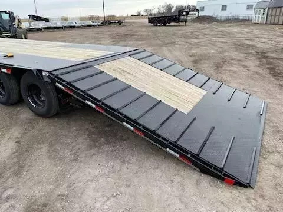 New 2027 Delco Trailers 32' Hydraulic Dove Tail Gooseneck 22,999#lb GVWR Deckover Trailer