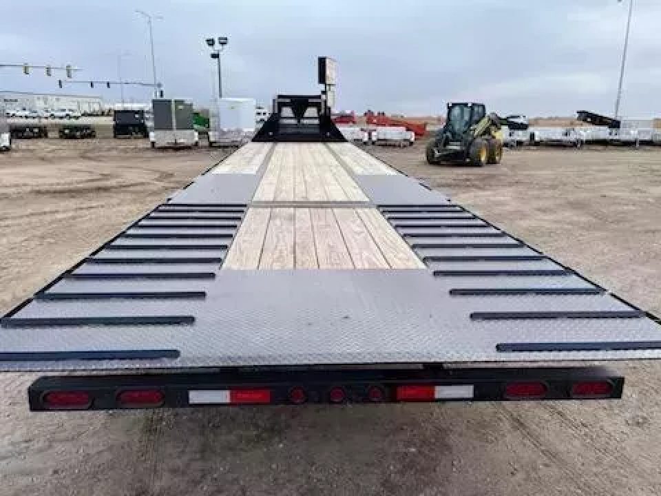 New 2027 Delco Trailers 32' Hydraulic Dove Tail Gooseneck 22,999#lb GVWR Deckover Trailer