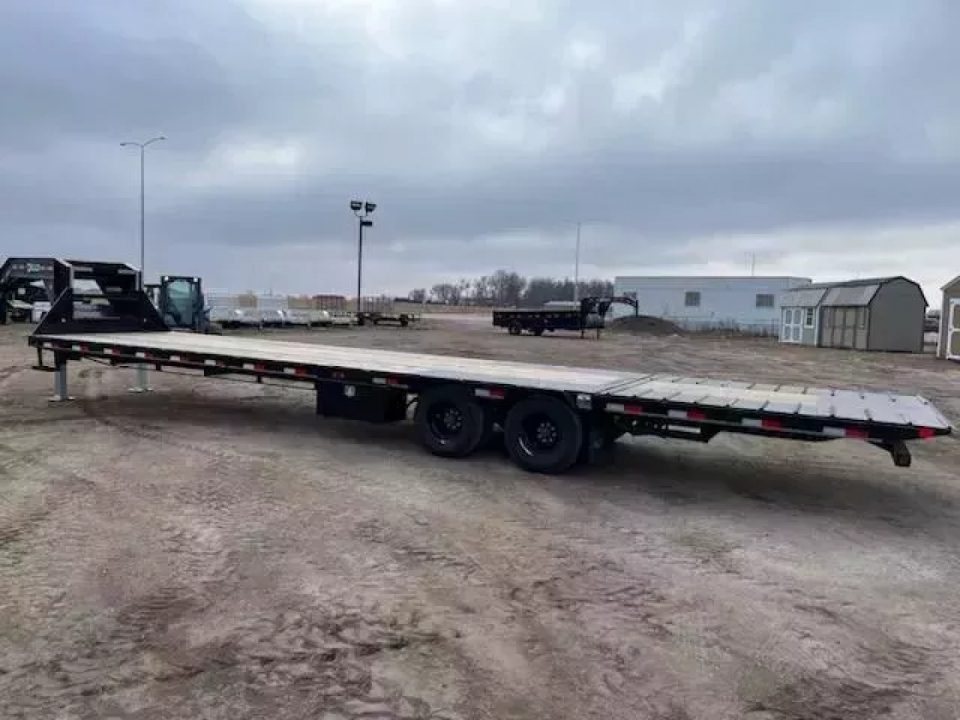 New 2027 Delco Trailers 32' Hydraulic Dove Tail Gooseneck 22,999#lb GVWR Deckover Trailer