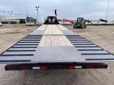 New 2027 Delco Trailers 32' Hydraulic Dove Tail Gooseneck 22,999#lb GVWR Deckover Trailer