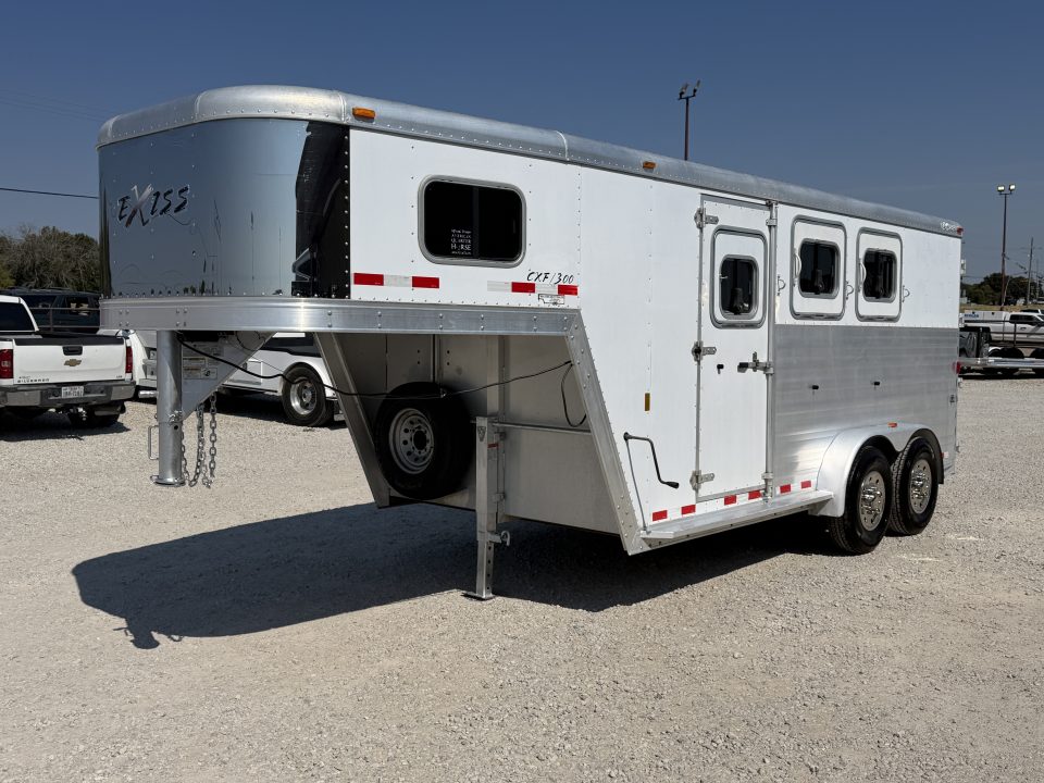 Used 2009 Exiss 3 Horse Gooseneck Horse Trailer