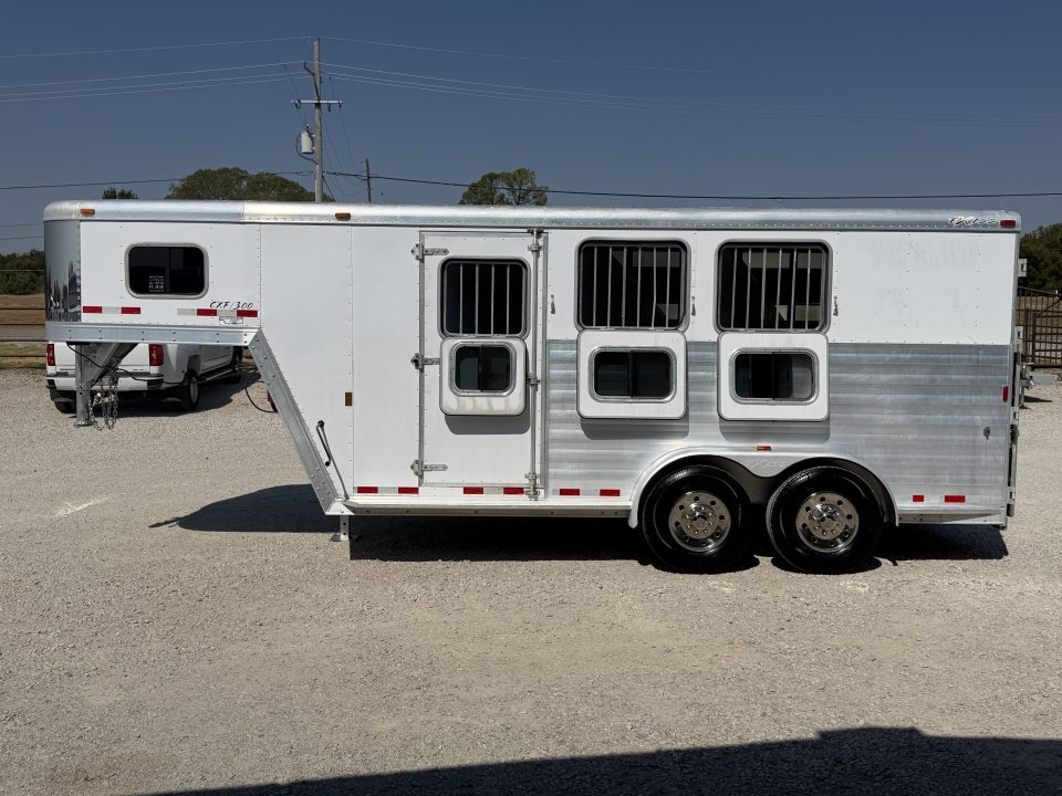 Used 2009 Exiss 3 Horse Gooseneck Horse Trailer