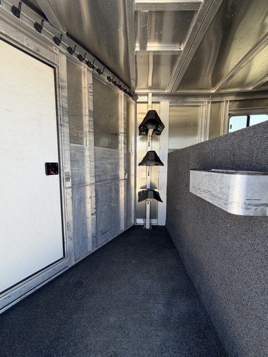 Used 2009 Exiss 3 Horse Gooseneck Horse Trailer