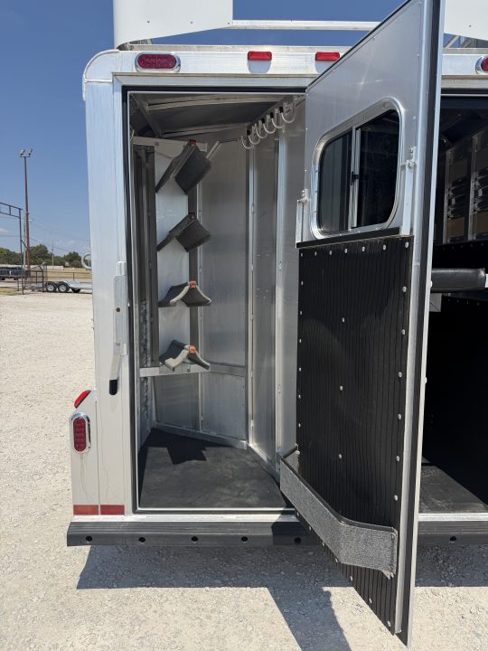 Used 2015 Platinum 4 Horse Gooseneck Horse Trailer